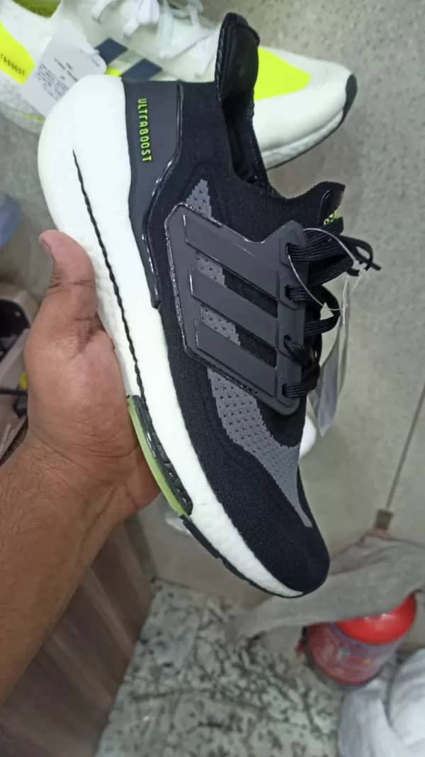 Adidas Ultraboost 2022 running shoes for men - Image 3