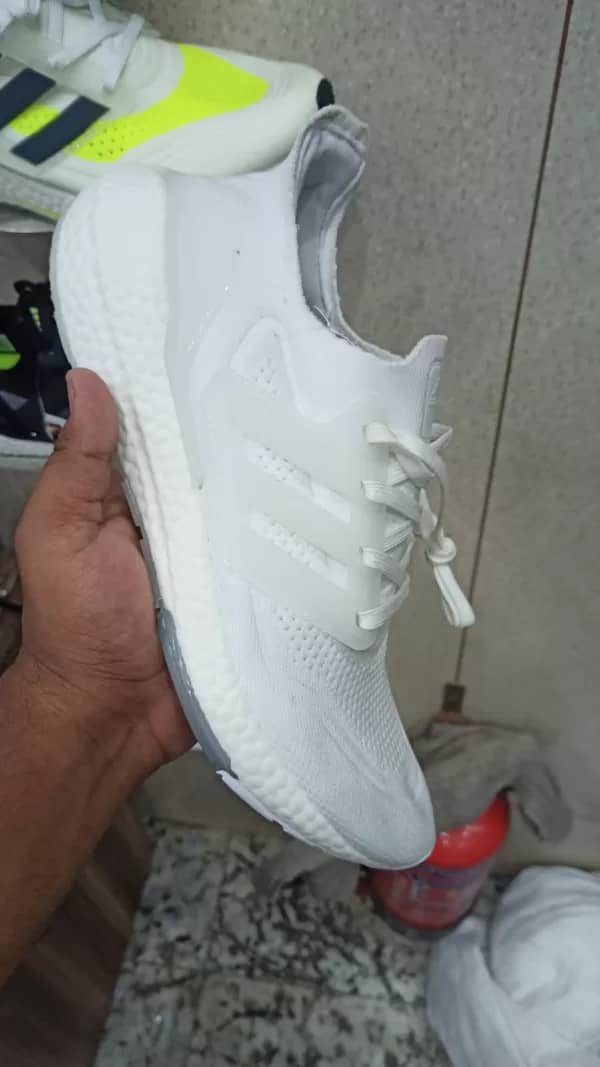 Adidas Ultraboost 2022 running shoes for men - Image 2